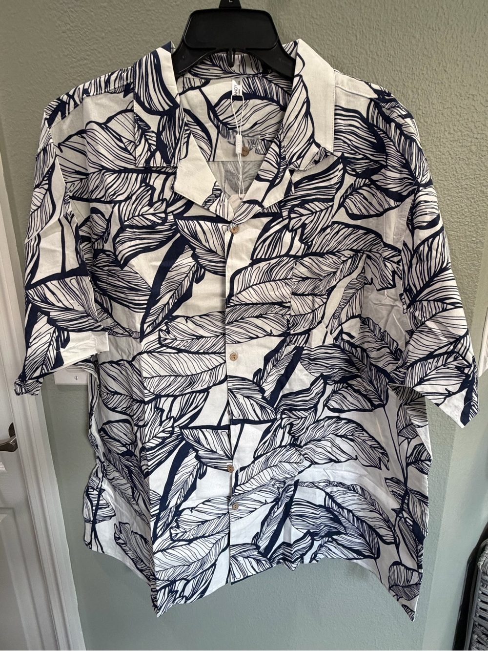 NWT Men's Hawaiian Style Tropical Button-Up Shirt